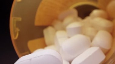 Onlar şişe kendi tarafında karşısında dökülen olarak tablo reçeteli ilaçlar üzerinden yakaladı hap görünümünü.