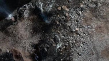 Küçük akarsu aşağı bakıyor ve upstream akar gibi şelale üzerinde uçan.