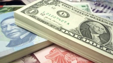 Fatura yığını üzerinde veinte peso için 1 dolarlık USD faturası üzerinde kaydırma.