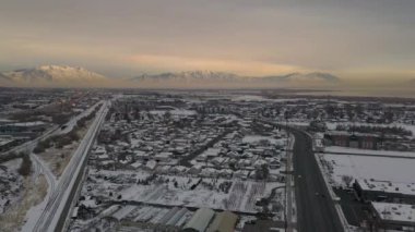 Utah County Cenevre yolu üzerinde uçan havadan görünüm gün batımı kış aylarında vadi genelinde inversiyon görüntüleme.