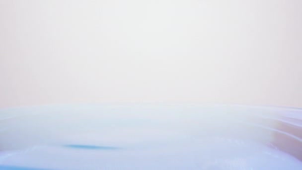 Gouttelette d'eau créant des ondulations à la surface de la palourde lorsque les vagues rebondissent .