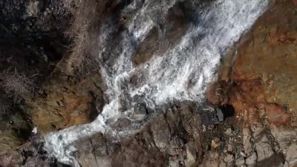 Vista Ascendente Acima Pequena Cachoeira Medida Que Vista Expande — Vídeo de Stock