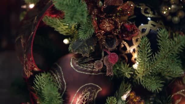 クリスマスの装飾を通してパンをクローズアップビュー — ストック動画