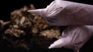 Siyah yüzey üzerinde marihuana tomurcukları için odak raflar üzerinden ortak olarak görünümü.