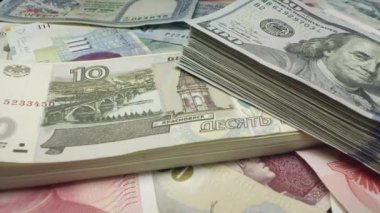 Üzerinde kaydırma 10 Rus Rublesi için 100 dolar fatura yığını üzerinde USD faturası.