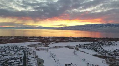 Utah göl, Bölüm 1 doğru renkli gün batımı sırasında şehir şehir manzara havadan görünümü geriye doğru uçan kar kapalı.