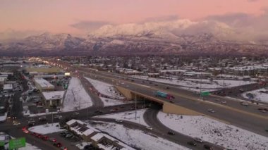 I-15 trafiğinin havadan görünümü gün batımında Utah County üzerinden sürüş kar kaplı Timpanogos mt. izleme.