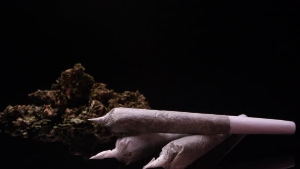 Vue de la marijuana sur la surface noire panoramique jusqu'à la vue en blanc pour une utilisation avec ajout de texte .