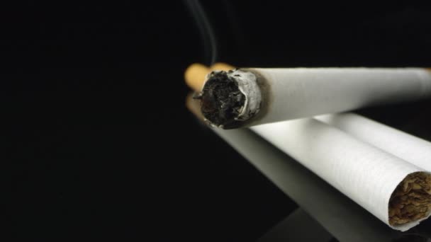 Panning Weergave Van Rook Van Lit Sigaret Zwarte Tafelblad — Stockvideo