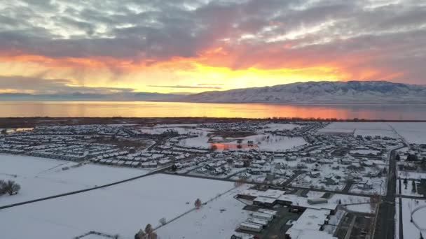 Vista Aérea Volando Sobre Paisaje Urbano Cubierto Nieve Durante Colorido — Vídeo de stock