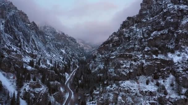 Volando Por Escarpado Cañón Invierno Atardecer Siguiendo Carretera Las Montañas — Vídeos de Stock