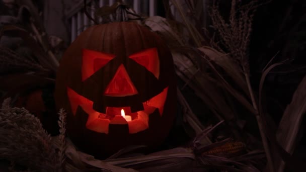 Jack Lantern Met Kaars Flikkert Veranda Het Donker Tijdens Halloween — Stockvideo