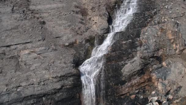 Vue aérienne suivant l'écoulement de l'eau à travers les rochers du côté de la montagne .