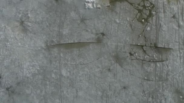 Vue ascendante regardant la glace avec des fissures s'élevant haut au-dessus de l'élargissement de la vue .