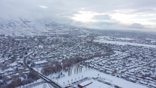 Flygfoto Som Flyger Över Stadsdelen Nära Bergen Täcks Snö Efter — Stockvideo