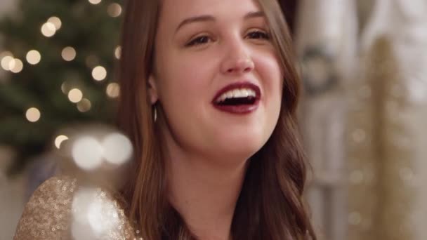 Dekore Edilmiş Bir Tatil Partisinde Konuşan Gülümseyen Bir Kadının Çekimini — Stok video