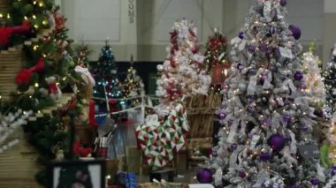 Circa 03 Aralık 2016, Sandy Utah - Dekore edilmiş noel ağaçlarıyla dolu odanın Panning görünümü