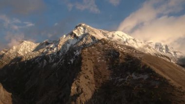 Utah'ta karla kaplı dağlara doğru uçan havadan manzara.