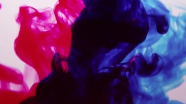 O karışımları ve suda diğer renkler oluşturma spin farklı mürekkep renklerinin suya suyunu.