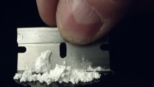 Ostrze Razor Białym Proszkiem Narkotyków Tworzących Linię Czarnym Stole Chowania — Wideo stockowe