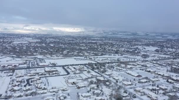 Flygfoto Som Flyger Över Förorterna Visa Trafik Snötäckta Landskap Efter — Stockvideo