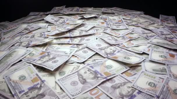 移动堆积如山的钱查看堆栈100美元的钞票躺在一堆 — 图库视频影像