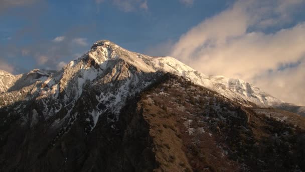 Vista Aérea Volando Sobre Cordillera Hacia Las Montañas Cubiertas Nieve — Vídeo de stock