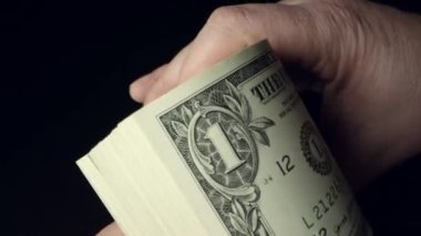 Kişi kadar yakın görünümde 1 dolarlık banknotlar paketi ile saygısız.