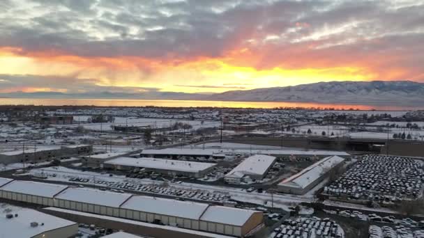 Veduta Aerea Che Sorvola Paesaggio Urbano Coperto Neve Durante Tramonto — Video Stock