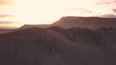Yükselen hava görünümünü gün batımında Ohv alanının çeşitli motorcylces ve Atv'ın salıncak kol City, Utah adlı parça ile ilgilenen.