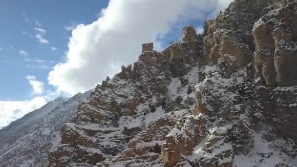 Вид Повітря Скелясту Гірську Сторону Вкриту Снігом Летить Назад Каньйоні — стокове відео