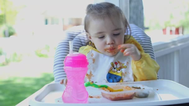 Maluch Siedzi Krzesełko Zbierając Jedzenie Rękami Jak Ona Dostaje Sos — Wideo stockowe