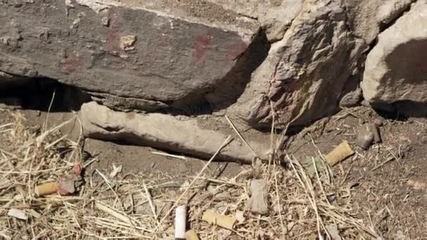 Vue panoramique de la poubelle à cigarette à la ville depuis le point de vue surplombant Squaw Peak, car les gens ont laissé leurs ordures et leurs ordures au point de vue .