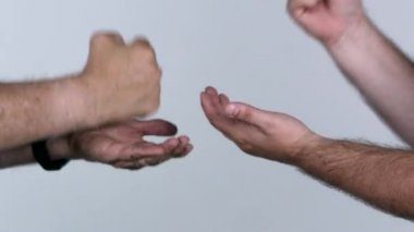 Kaya gibi taş kağıt makas oynayan iki adam makas Beats.