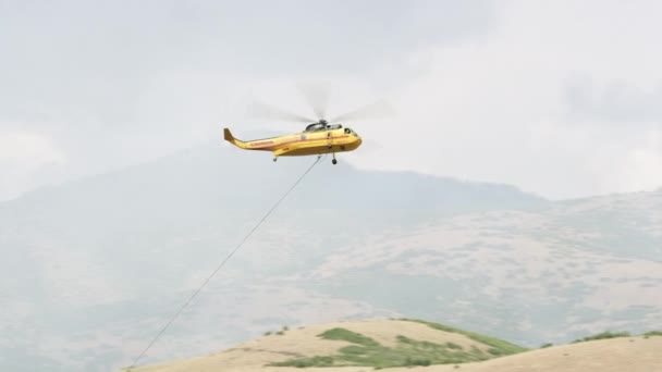 Vista Del Helicóptero Dando Vuelta Para Llenar Cubo Lago Que — Vídeos de Stock