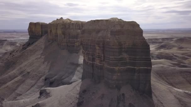 Vista Aérea Rodeando Altas Agujas Rocosas Desierto Utah — Vídeos de Stock