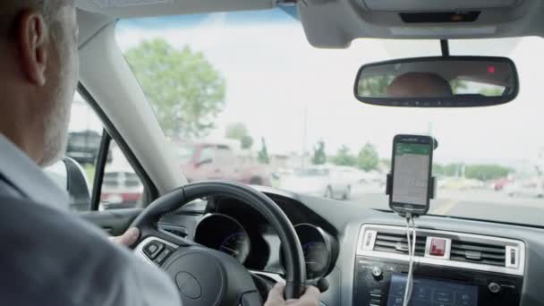 Вид Заднего Сиденья Автомобиля Человек Едет Месту Назначения Gps Такси — стоковое видео