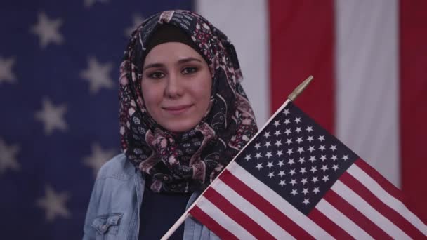 Amerikaanse Vrouw Glimlachend Trots Houden Amerikaanse Vlag Dragen Hoofddoek Als — Stockvideo