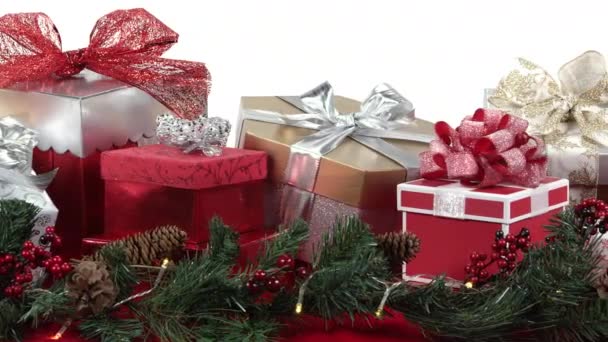 Вид Подарков Столе Выстроенном Ряд Время Праздников — стоковое видео