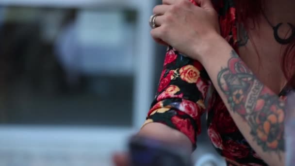 Masada Otururken Dövmeler Ile Kadın Akıllı Telefona Bakıyor — Stok video