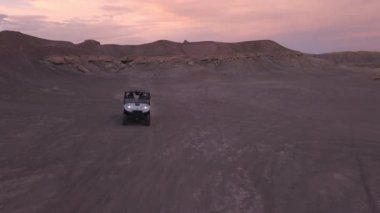 Geriye doğru günbatımı sırasında Utah çölde yolculuk ederken Çölü'tepe üzerinde sürüş Ohv.