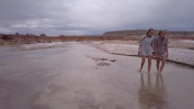 Utah bulutlu gün çöl Nehri rağmen upstream iki genç kadın yürüyüş.