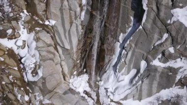 Kış mevsiminde Lisa Falls Şelalesi havadan görünümü kayalıkların üst doğru uçan.