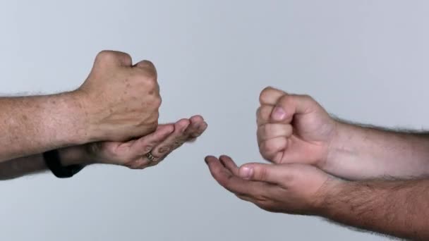 Dos Hombres Jugando Las Tijeras Papel Roca Como Uno Engaña — Vídeos de Stock