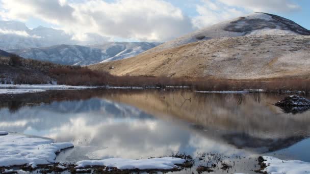 Reflejo Del Paisaje Estanque Mientras Las Nubes Mueven Través Del — Vídeos de Stock