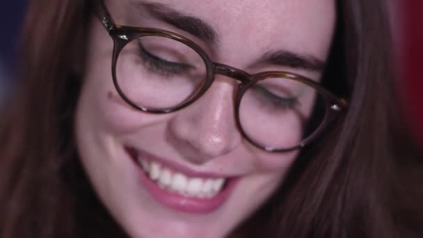 Aşağı Bakarken Gülümsüyor Başını Salar Gibi Kadın Yüzleri Yakından Görünümünde — Stok video