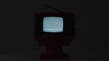 Tv kapanırken karanlıkta statik oynayan küçük eski Tv.