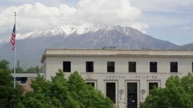 Provo Utah Federal Binası görünümü backgroud Timpanogos Dağı ile esinti de bayrak hamle olarak.