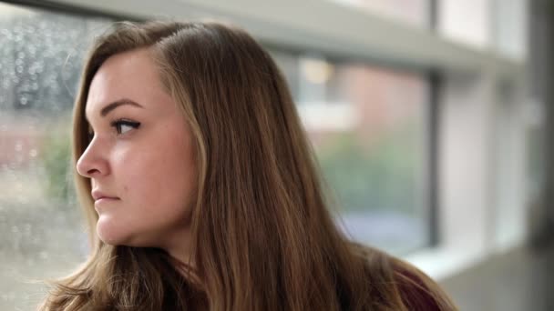 Ragazza Adolescente Girando Guardando Fotocamera Che Non Mostra Emozione — Video Stock