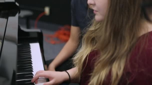Подростки Тусуются После Школы Фортепиано Музыкальной Комнате Средней Школы — стоковое видео